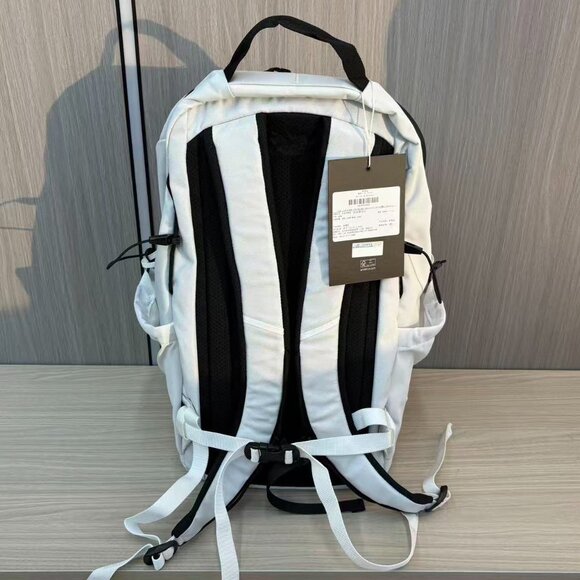 Arc\'teryx Mantis 26L White Backpack | Multi-functional Outdoor Commuter Backpack main image 6